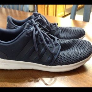 Adidas cloud foam size 7 shoe